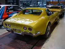 Heckansicht einer Chevrolet Corvette C3 Stingray aus dem Modelljahr 1973 im Farbton yellow gold. Im Jahr 1973 konnte der Kaufinteressent einer Corvette zwischen drei Motorisierungen wählen: 5733 cm³ mit wahlweise 190 PS oder 250 PS, sowie 7443 cm³ mit 279 PS. Classic Remise Düsseldorf am 02.02.2020.