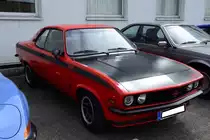 Opel Manta A GT/E im Farbton ziegelrot, produziert in den Jahren 1974 und 1975 Der Manta A Coupe wurde bereits 1970 auf der Basis des Ascona auf den Markt gebracht. 1974 brachten die Rüsselsheimer als Spitzenmodell dieser Baureihe, den besonders sportlichen GT/E auf den Markt. Bei seiner Markteinführung kostete ein solcher GT/E in der Basisversion DM 12530,00. Dafür bekam man ein sportliches, viersitziges Coupe mit einem Vierzylinderreihenmotor, der aus einem Hubraum von 1897 cm³ 105 PS leistet. Aufgrund der seitlichen Begrenzungsleuchten dürfte es sich um einen US-Reimport handeln. Oldtimertreffen des Oldtimerclubs Moers im August 2017 beim Autohaus Pannenbecker.