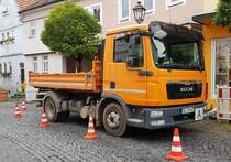 =MAN TGL-Kipper steht auf einer Baustelle in Hünfeld, 10-2019