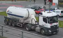 Ein Sattelzug der Fa. CEMEX mit MB ACTROS 1843 Zugmaschine + Eutersiloauflieger am 04.02.20 Berlin Adlershof.