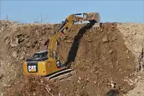 Raupenbagger CAT 320 E, ist ebenfalls bei den Abrissarbeiten der Silotürme in Mersch im Einsatz. Januar 2020