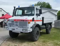 =Unimog vom DRK, steht bei der Oldtimerausstellung im Gudensberg im Juni 2019