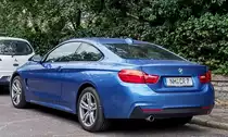 Rückansicht: blauer BMW 4 Coupé aufgenommen in Pécs (Ungarn), Spetember, 2019.