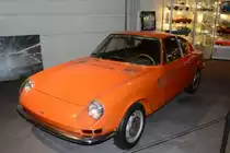 DAF 40 GT von 1965. Mitte der 1960´er Jahre wollte die Marke aus Eindhoven auch sportlich orientierte Fahrer als Kunden gewinnen. Dieser Entschluss wurde so ernsthaft verfolgt, dass die Firmenleitung Kontakt mit dem italienischen Designer Giovanni Michelotti aufnahm. In der ersten Hälfte der 1960´er Jahre, hatte der italienische Designer schon das  Facelift  des DAF 44 gestaltet. Von Anfang an dürfte die Devise gelautet haben, dieser Sportwagen muss sich von den Konkurrenten durch seine Form abheben, um sich in dem kleinen, aber durchaus lukrativen Markt etablieren zu können. Der neue Auftrag dürfte für Giovanni Michelotti äußert reizvoll gewesen sein und er erfüllte seine Aufgabe mit Bravour. Leider blieb es bei einem Prototyp. Die Motorentechnik soll wohl von der DAF 44 Limousine gestammt haben, also luftgekühlter Zweizylinderboxermotor mit einem Hubraum von 746 cm³ und einer Leistung von 30 PS. DAF-Museum Eindhoven im Januar 2018.