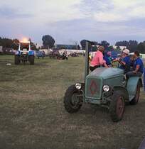 Ein Hanomag Stra�enschlepper,der mit einem Messerbalken ausger�stet ist, war ebenfalls mit beim Bulldogtreffen in Markleeberg dabei.