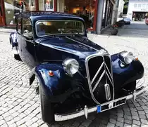 CITROEN-OLDTIMER
Bildschöner Citroen-Oldie als  Hochzeitskutsche ,in HERBORN/HESSEN vor dem
Rathaus am 24.8.2018 fotografiert...