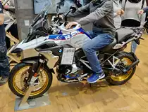 Anfassen und probesitzen war ausdrücklich am Ausstellungsstand von BMW erwünscht! BMW R 1250 GS HP. Luft-Flüssigkeitsgekühlter 2-Zyl. Boxermotor. 1254ccm mit 136PS (100kW) bei 7750U/min. Foto: BMT (Berliner Motorrad Tage) Febr. 2020