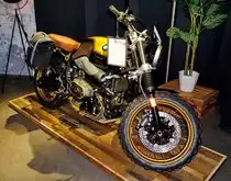 BMW R nine T Scrambler in der Option 719. Diese zeichnet sich durch hochwertige, designgeprägte Sonderausstattungen (schon vom Werk aus) wie exklusive Lackierungen und Frästeilpakete aus. Foto: BMT (Berliner Motorrad Tage) Febr. 2020