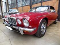 Jaguar XJ Series 2 Coupe 5.3 Litre. Dieses Modell wurde 1973 vorgestellt und verkaufte sich bis 1979 genau 1855 mal. Das abgelichtete XJ Coupe wurde 1978 an den Bonner Rennfahrer Hans Blatzheim ausgeliefert. Nach dessen Unfalltod auf dem Nürburgring meldete seine Witwe das Auto auf sich um. Die  Katze aus Coventry  ist, mit der damals stärksten lieferbaren Motorisierung ausgestattet, einem V12-Motor mit einem Hubraum von 5343 cm³ und einer Leistung von 269 PS. Die Höchstgeschwindigkeit gab Jaguar damals mit 225 km/h an. Classic Remise Düsseldorf am 02.02.2020.