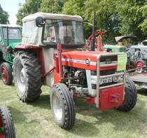 =MF 135 steht bei der Oldtimerausstellung in Gudensberg im Juni 2019