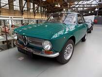 Alfa Romeo GT 1300 Junior im Farbton verde muschio, gebaut von 1966 bis 1970. Die GT oder auch Sprint genannten Modelle waren die zweitürige Coupeversion der bereits 1962 vorgestellten Giulia. Der Vierzylinderreihenmotor mit einem Hubraum von 1.290 cm³ leistet 89 PS. Im Jahr 1970 erfuhr das Coupe ein Facelift. Die Modelle vor diesem Facelift werden aufgrund der etwas abgesetzten Motorhaube auch  Kantenhauber  genannt. Classic Remise Düsseldorf am 02.02.2020.