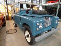 Land Rover Series 3 88, wie er von 1971 bis 1984 produziert wurde. Die Land Rover der Series 3 konnten mit zwei verschiedenen Radständen geordert werden. Hier wurde ein sogenannter SWB (S hort W heel B ase) abgelichtet. Bei der Motorisierung hatte der Interessent die Auswahl zwischen einem Vierzylinderreihendieselmotor mit 63 PS, sowie einem Vierzylinderreihenmotor mit 73 PS, einem Sechszylinderreihenmotor mit 86 PS und einem V8-Motor aus dem Rover 3500 mit 91 PS. Classic Remise Düsseldorf am 02.02.2020.