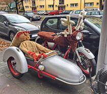 Wenn es für den Rentierschlitten nicht genug Schnee gibt kommt der Weihnachtsmann mit dem Motorrad... Foto: Berlin, im Dezember 2019