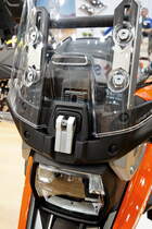 Pfiffige Lösung einer Verstellvorrichtung für ein Windschild an einer Suzuki V-Strom 1050XT. Flüssigkeitsgekühlter-Zweizylinder V2-Motor mit 107PS (79kW) bei 8500U/min. Foto: BMT (Berliner Motorrad Tage) Febr. 2020