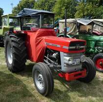 =MF 165 steht bei der Oldtimerausstellung in Gudensberg im Juni 2019