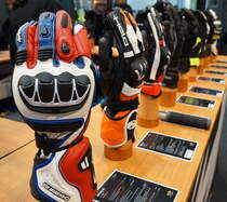 Nützliches Zubehör. Motorradhandschuhe. Im Vordergrund z.B. Chikara RR aus Leder. Foto: BMT (Berliner Motorrad Tage) Febr. 2020