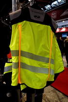 Pfiffiges Sicherheitsmerkmal sind in die Warnweste eingeschobene LED Flashlight der Fa. Held. Hinten in rot, vorn in weiß. Spannungsversorgung über USB Power Bank möglich. Foto: BMT (Berliner Motorrad Tage) Febr. 2020 