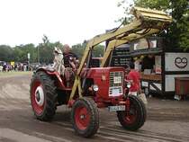 Auch er z�hlt zu den Stammg�sten beim Bulldogtreffen in Markleeberg. MTS 50 mit Tierischen Beifahrer, der eine Schibrille als Sonnenbrille auf der Nase tr�gt.