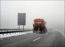 Schneefall, Nebel und teilweise starker Wind fegte am 25.03.2009 durch das Sauerland. Atego 1828 r�umt und streut die 2 Fahrspur zwischen Meinerzhagen und L�denscheid. 
