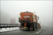 Schneefall, Nebel und teilweise starker Wind fegte am 25.03.2009 durch das Sauerland. Atego 1828 r�umt und streut die 2 Fahrspur zwischen Meinerzhagen und L�denscheid. 
