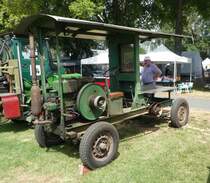 =Bandsäge als Selbstfahrer steht bei der Oldtimerausstellung in Gudensberg im Juni 2019
