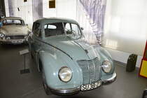 IFA F9 Limousine, gebaut von 1953 bis 1956. Der F9 wurde zur Leipziger Frühjahrsmesse des Jahres 1948 vorgestellt und ging ab 1950 in Produktion. Der abgelichtete F9 müsste vor 1953 gebaut worden sein, da ab 1953 eine durchgehende Windschutzscheibe verbaut wurde. Der Dreizylinderreihenzweitaktmotor hat einen Hubraum von genau 900 cm³ und leistet in diesem Auto 28 PS. Central Garage Bad Homburg im Sommer 2018.