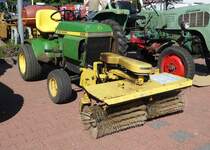=John Deere 300 mit Frontbesen, gesehen bei der Oldtimerveranstaltung der  Alten Zylinder  in Hilders, Juni 2019