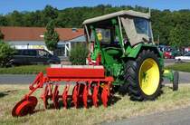 =John Deere-Lanz D 2016, Bj. 1960, 20 PS, mit Scheibenegge steht bei der Oldtimerveranstaltung der  Alten Zylinder  in Hilders, Juni 2019
