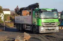 =MB Actros 2544 von RAIFFEISEN-Baustoffe wird entladen im Dezember 2019