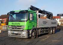 =MB Actros 2544 mit Palfinger-Kran von RAIFFEISEN-Baustoffe wird entladen im Dezember 2019