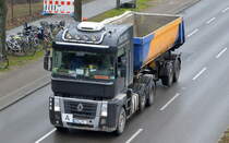Nicht alltäglich, ein Sattelkipper mit Renault Magnum 500 PS Zugmaschine, passender Name  BLACK BEAST  am 14.02.20 Berlin Schöneweide. 
