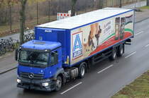 Aldi Nord mit einem Sattelzug mit Kühlthermo-Auflieger und MB ANTOS 1832 Zugmaschine am 14.02.20 Berlin Schöneweide.