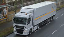 Sattelzug der Berliner Spedition Sven Walter Logistik mit MAN TGX 18.480 Zugmaschine mit Kühlthermo-Auflieger am 14.02.20 Berlin Schöneweide.