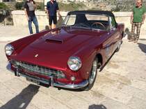 Ferrari 250 GT Cabriolet der Seria 2, gebaut von 1960 bis 1962. Das 250 GT Cabriolet wurde bereits 1957 vorgestellt. Ab 1960 konnte die Seria 2 bestellt werden. Insgesamt verließen ca. 200 Autos dieses Typs die Werkshallen in Maranello. Der V12-Motor hat einen Hubraum von 2953 cm³ und einer Leistung von 280 PS. Die Höchstgeschwindigkeit betrug gemäß Werksangaben 252 km/h. September 2016 auf einem Dorfplatz in der Nähe von Positano/Amalfiküste.