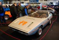 Alfa Romeo Caimano, ein Konzeptfahrzeug von Italdesign aus Moncalieri bei Turin. Die Firma gehörte dem legendären Giorgio Giugiaro. Aufgebaut wurde das Fahrzeug auf einem leicht verkürzten Fahrgestell des Alfa Romeo Alfasud. Unter der Haube verrichtet der wassergekühlte Vierzylinderboxermotor des Alfasud mit einem Hubraum von 1286 cm³ und einer Leistung von 86 PS seine Arbeit. Bremen Classic Motorshow im Februar 2016.