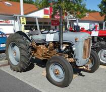 =Ferguson FE 35, Bj. 1957, 33 PS, steht im Juni 2019 in Hilders