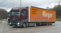 =MB Actros-Sattelzug der Spedition RIEGER rastet im November 2019 an der A 3