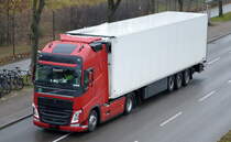 Polnischer Sattelzug mit Kühlthermo-Auflieger und VOLVO FH 500 Zugmaschine am 14.02.20 Berlin Schöneweide.