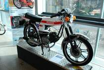 Puch Monza 6SL, gebaut in verschiedenen Designs von 1976 bis 1984. Mit einem Kaufpreis von DM 3159,00 war ein solches Kleinkraftrad im Jahr 1976 wesentlich teurer als die deutschen Konkurrenzmodelle. Der luftgekühlte Einzylinderzweitaktmotor mit einem serienmäßigen Sechsganggetriebe, hat einen Hubraum von 49,9 cm³ und leistet offiziell 6,25 PS. In einem zeitgenössischen Test wurde jedoch eine Leistung von 7,2 PS gemessen. Bremen Classic Motorshow im Februar 2016.