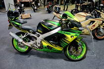 Kawasaki ZX9R. Bauj. 2000. 900ccm mit ca. 150PS (111kw). Schönes Foliendesign.  Foto: BMT (Berliner Motorrad Tage) Febr. 2020