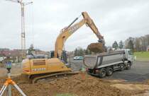 =Case CX 3000 der Firma WEIDER beim Beladen eines Sattelzuges, 11-2019 