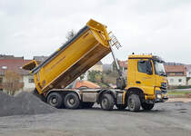 =MB Arocs der Firma WEIDER beliefert eine Baustelle in Petersberg, 11-2019