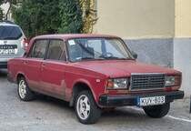 Die Karosserie dieser Lada 2105 wurde schon mal repariert. Foto: September, 2019 in Pécs (Ungarn).
