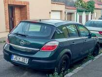 Rückansicht: Opel Astra in grün. Foto: September, 2019 in Pécs (Ungarn).