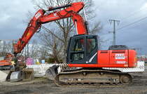 Ein NEW HOLLAND E215C LC Version Raupenbagger der Fa. FREY OHG (Mietbaumaschine) am 18.02.20 Baustelle Golm (Potsdam).