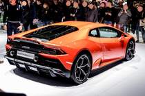 Rückansicht: Lamborghini Huracan EVO in Orange (Autosalon Genf 2019).