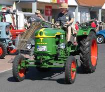 =Deutz F2L unterwegs auf dem Ausstellungsgelände bei der Oldtimerveranstaltung der  Alten Zylinder  in Hilders, Juni 2019