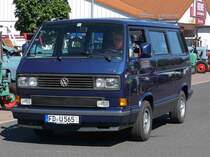 =VW T 3 unterwegs auf dem Ausstellungsgelände bei der Oldtimerveranstaltung der  Alten Zylinder  in Hilders, Juni