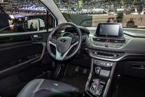 Interieur des DR 4 Crossover (Autosalon Genf 2019). DR ist eine italienische Hersteller, der vieleBauteile aus China bekommt (hauptsächlich vom Hersteller Chery), und die, mit Produkte von europäischen Einlieferer auf nötigen Standard bringt.