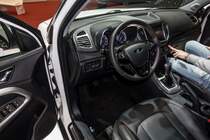 Interieur des DR 6 Crossover (Autosalon Genf 2019). DR ist eine italienische Hersteller, der vieleBauteile aus China bekommt (hauptsächlich vom Hersteller Chery), und die, mit Produkte von europäischen Einlieferer auf nötigen Standard bringt.